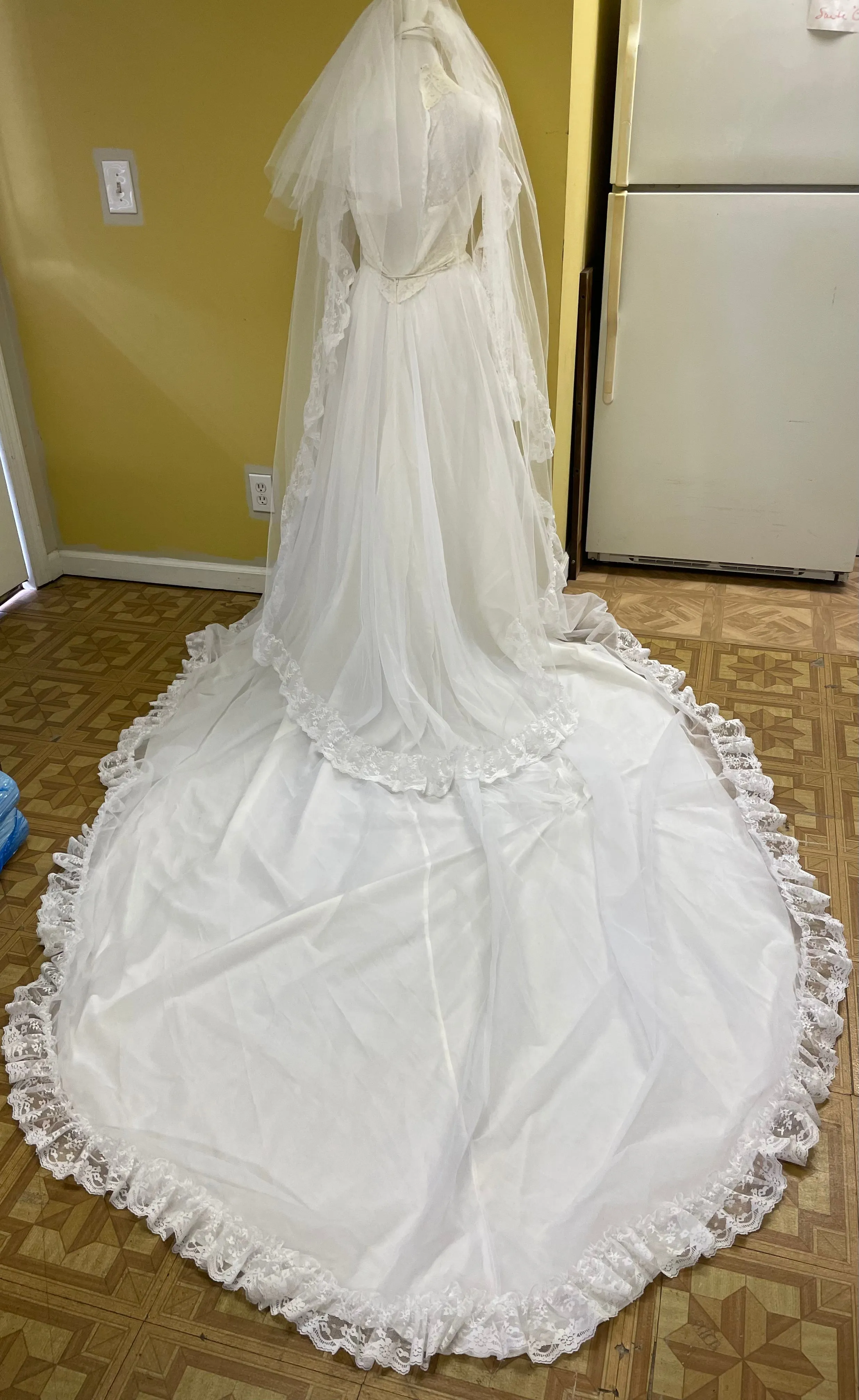 Vintage Sz 6/8 1980s White Lace Custom Wedding Dress w/ 8'6" Cathedral Train Long Sleeve 3 Tiered Veil