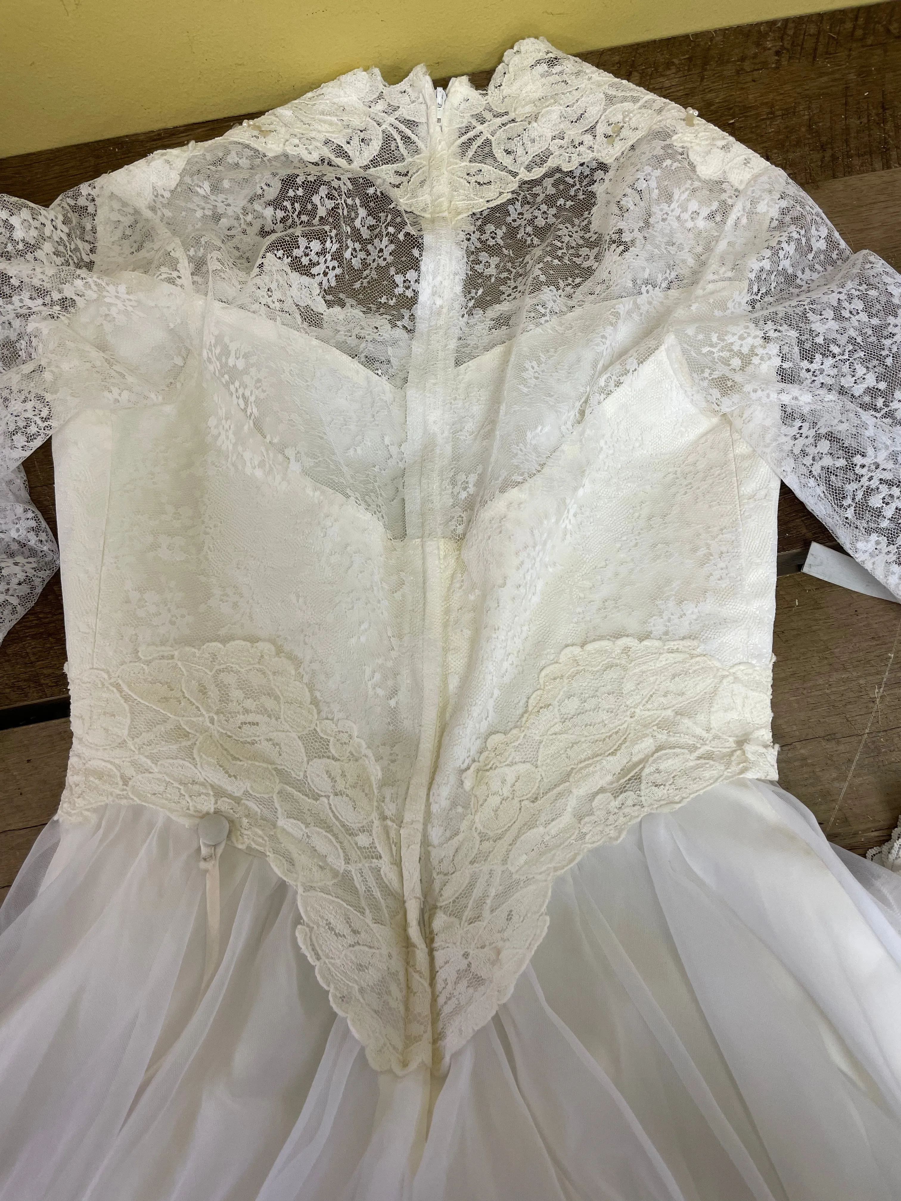 Vintage Sz 6/8 1980s White Lace Custom Wedding Dress w/ 8'6" Cathedral Train Long Sleeve 3 Tiered Veil