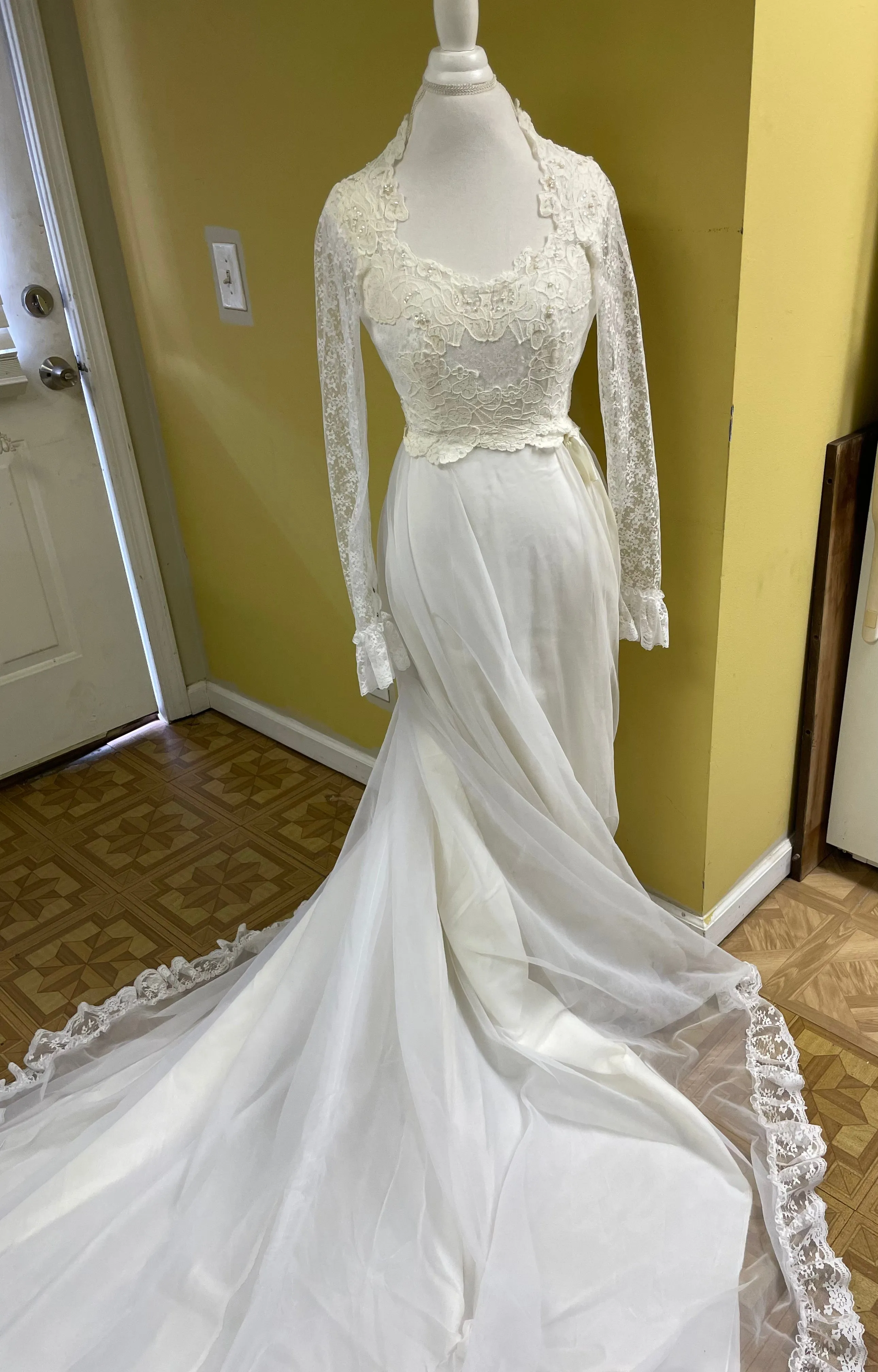 Vintage Sz 6/8 1980s White Lace Custom Wedding Dress w/ 8'6" Cathedral Train Long Sleeve 3 Tiered Veil