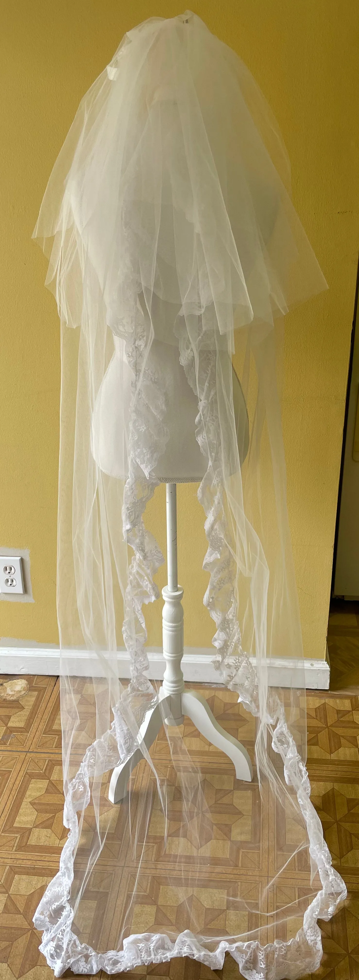 Vintage Sz 6/8 1980s White Lace Custom Wedding Dress w/ 8'6" Cathedral Train Long Sleeve 3 Tiered Veil