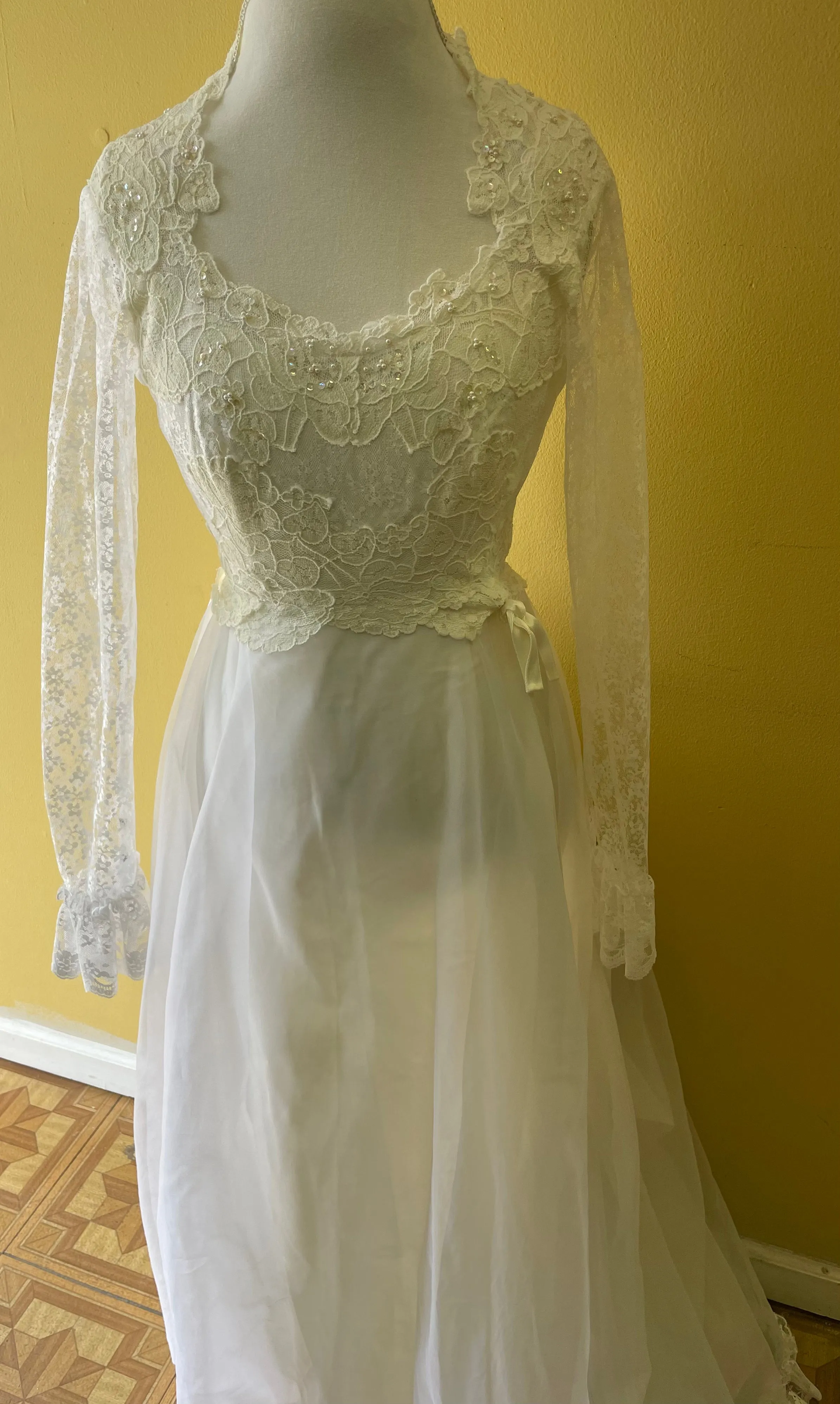 Vintage Sz 6/8 1980s White Lace Custom Wedding Dress w/ 8'6" Cathedral Train Long Sleeve 3 Tiered Veil