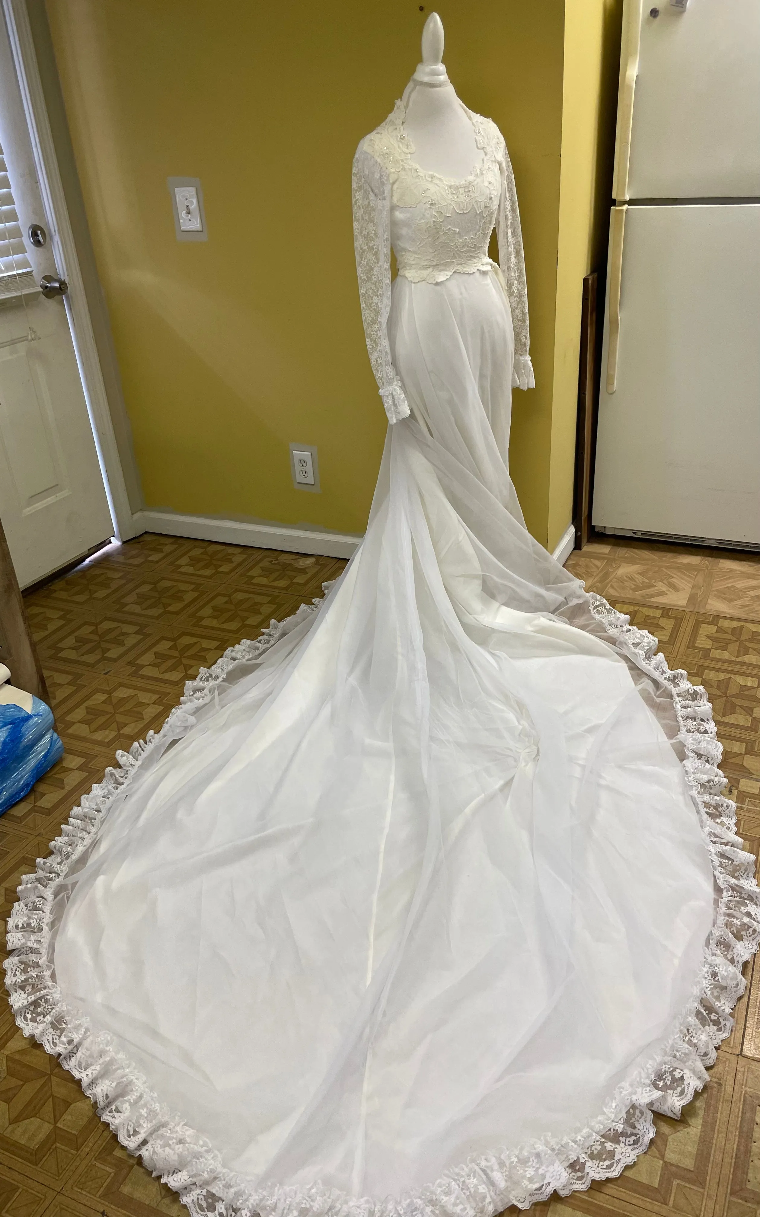 Vintage Sz 6/8 1980s White Lace Custom Wedding Dress w/ 8'6" Cathedral Train Long Sleeve 3 Tiered Veil